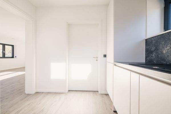 Küche im Erdgeschoss mit Zugang zum HWR