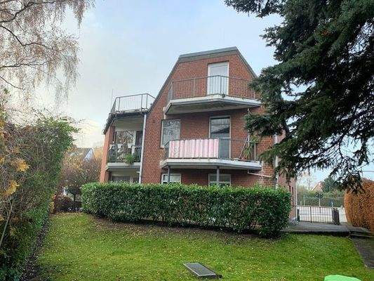 rechte Nachbarbebauung Gartenseite