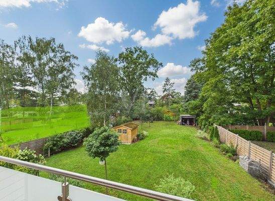 Blick vom Balkon in den Garten