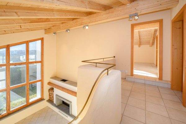 ...zur Empore im Dachgeschoss