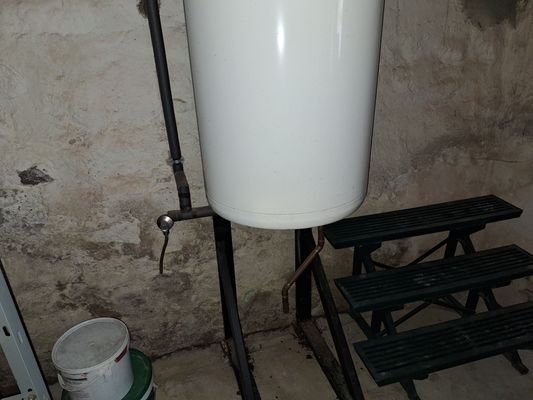 Warmwasserboiler im Keller.jpg