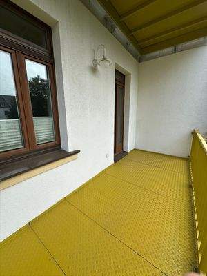 Heller Balkon mit Geländer