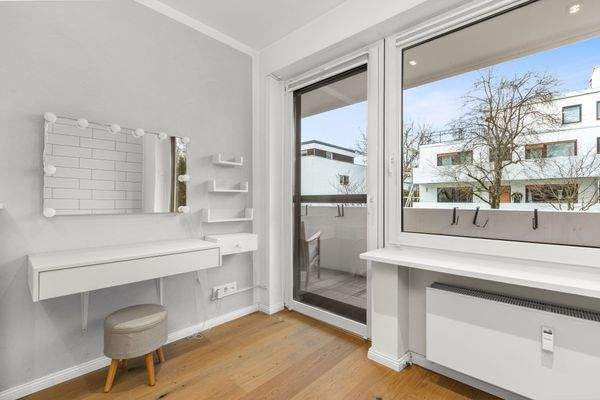 Mit eigenem Frisiertisch