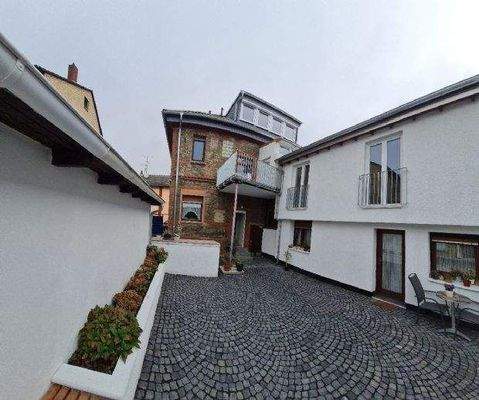 Blick auf Haupthaus und Anbau (1.Stock)