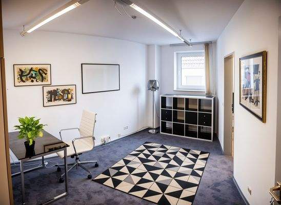 Materialraum__Einrichtungsbeispiel_intelligent_genutzt_als_Büro_zur_Untermietung