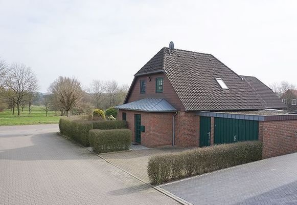 Zugang zum Haus und Zufahrt zur Einzel-Garage