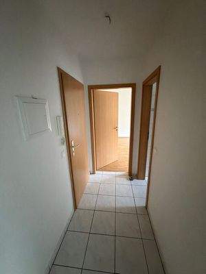 Flur mit offenen Türen