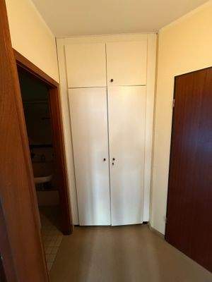 praktischer Einbauschrank im Flur.jpeg