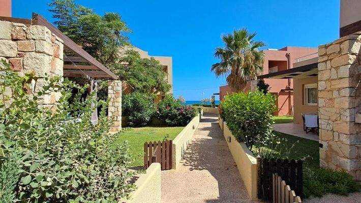 Kreta, Maleme: Erdgeschoss-Apartment mit 2 Schlafzimmern, Garten und Gemeinschaftspool, nur wenige Schritte vom Strand entfernt