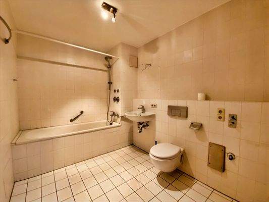 neutrales Badezimmer mit WM-Anschluss