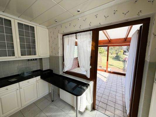 Küche mit Blick in den Wintergarten