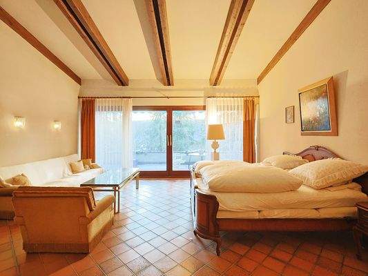 Imposanter Schlafbereich mit Ankleidebereich und Bad en Suite