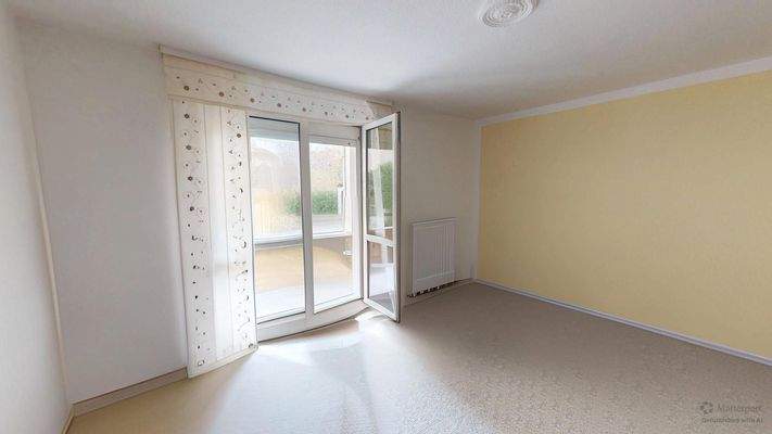 Heller Wohnraum mit Zugang zum Balkon