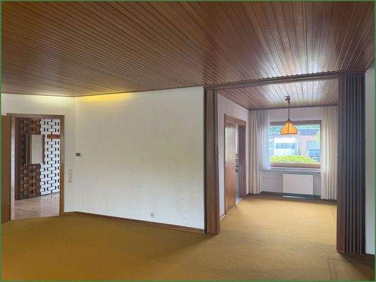 Blick vom Wohnzimmer ins Esszimmer