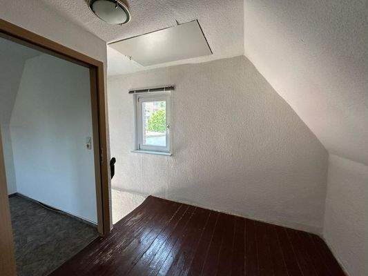 Flur im Dachgeschoss mit Zugang zum Spitzboden