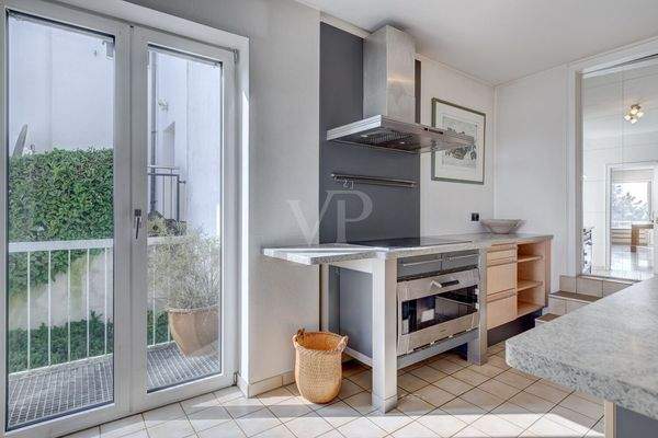 Helle Küche mit kleinem Balkon