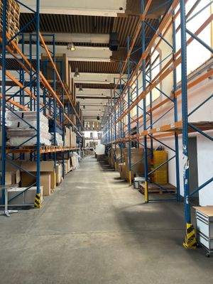 Halle mit Hochregalen (1).jpg