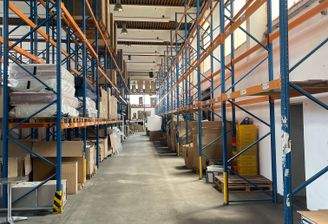 Halle mit Hochregalen (1).jpg