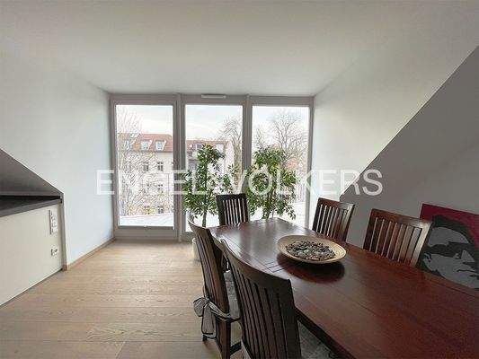 Essbereich mit Blick zur Dachterrasse