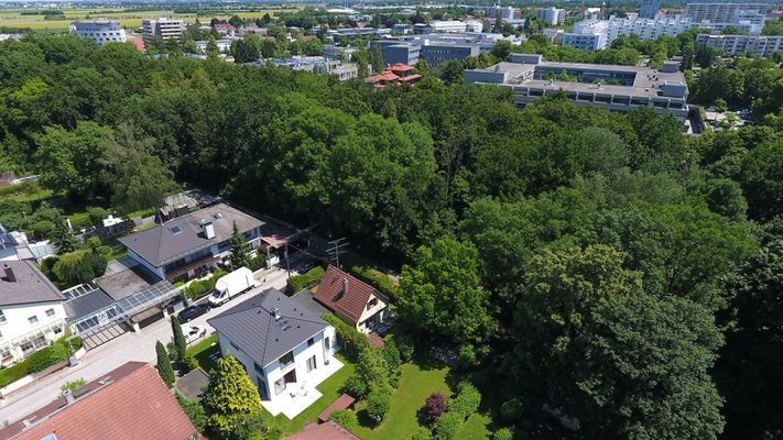Grundstück mit Nachbarhaus