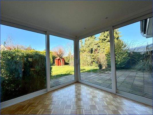 Wintergarten mit Blick in den Garten