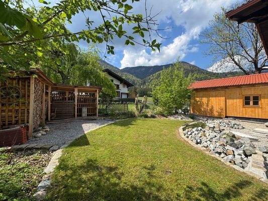 Südwestseite mit Holzlege