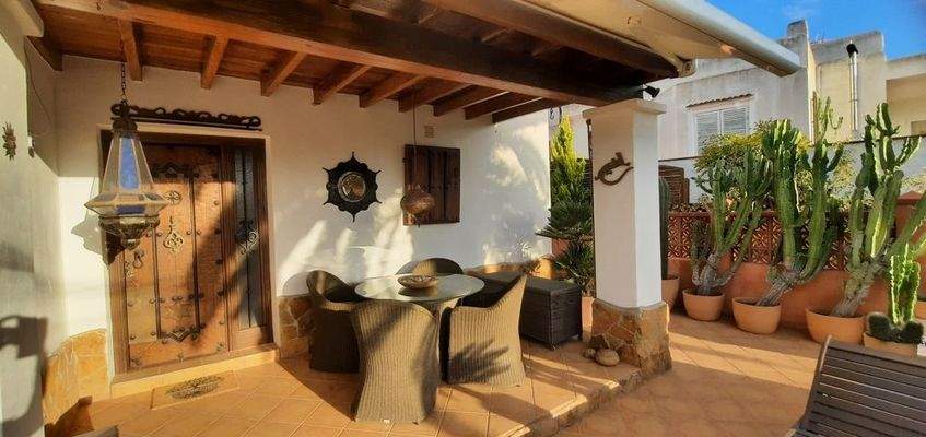 Überdachte Terrasse mit Ausblick