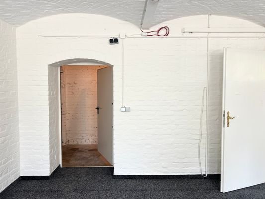 Tür zum privaten Kellerabteil