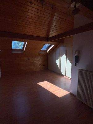 Dachgeschoss mit Fenstern