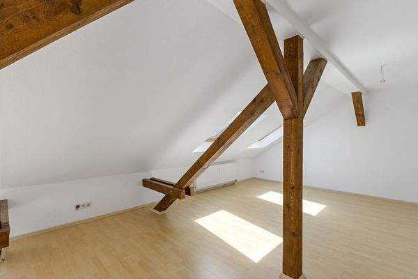 Wohnzimmer mit offener Küche