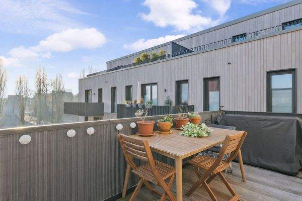 Großer, sonniger Balkon