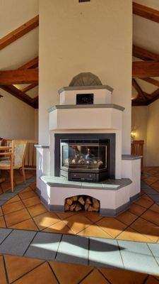 Gemütlicher Kachelofen im Turmstübchen