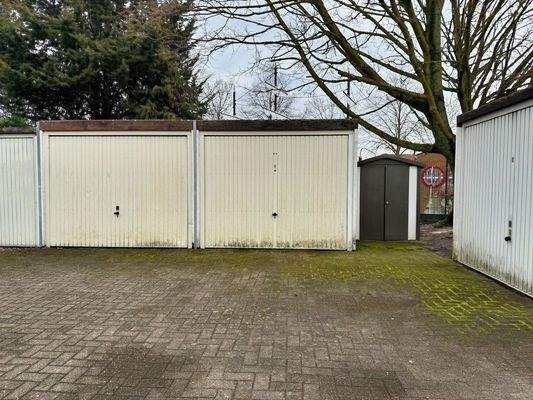eigene Garage und weitere Parkmöglichkeiten hinter dem Haus