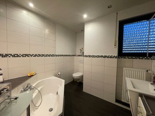 EG. Tageslichtbad mit Wanne