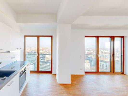 Wohnzimmer mit ebenerdigen Fenstern