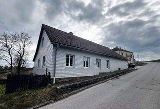 Gebäudeansicht von Strasse aus