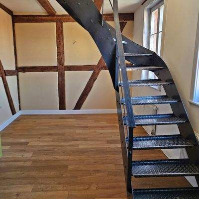 Metalltreppe zur Galerie