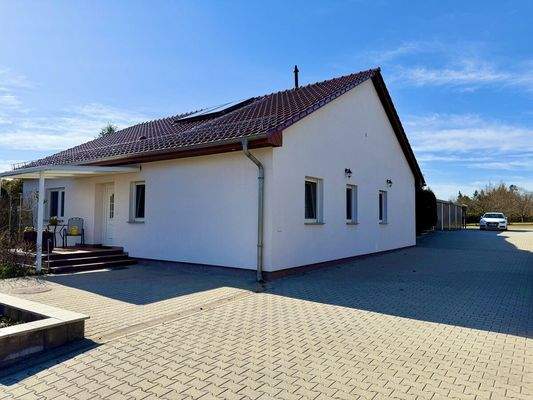 Anischt Haus mit Zufahrt zum Grundstück