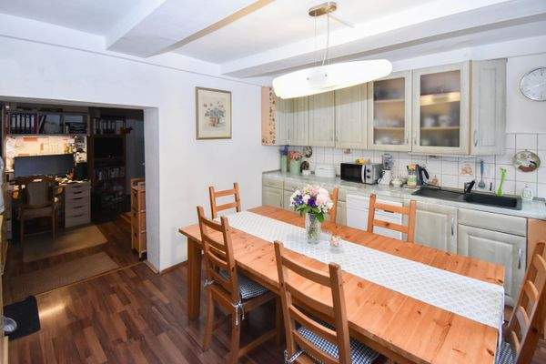 Küche mit Blick ins Büro