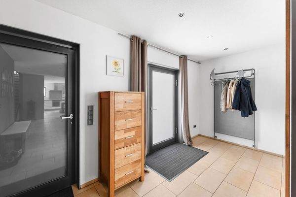 Eingang mit Gardeobenbereich