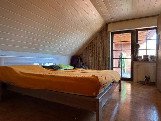 OG Schlafzimmer mit Zugang zur Loggia