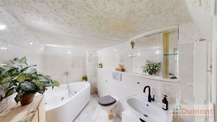 Bad mit Wanne im Keller