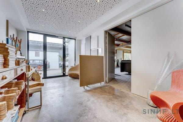 Eingang zur Halle mit Büros und zur Halle aus 2018