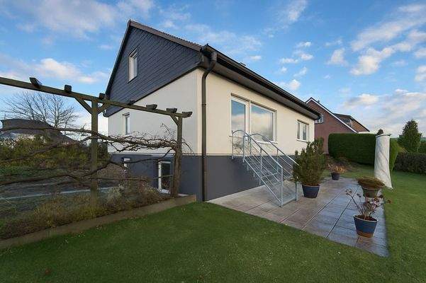 Giebelansicht mit Terrasse