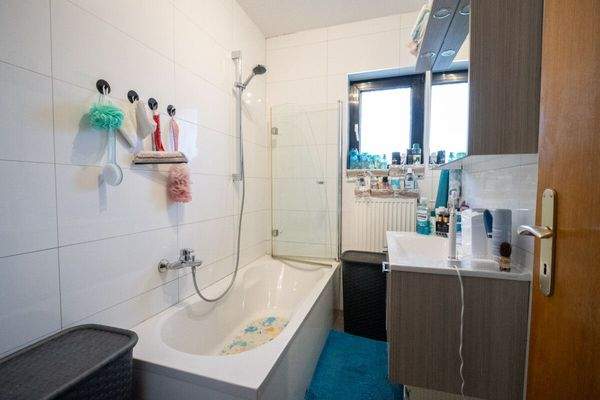 Tageslichtbadezimmer mit Wanne OG