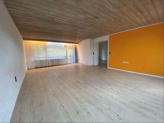 DG - Wohnzimmer mit Zugang zum Balkon