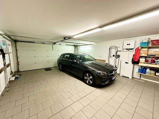 große Doppelgarage im Haus