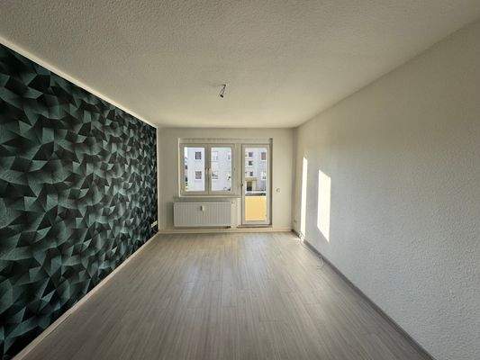 Wohnzimmer m. Balkon.JPG