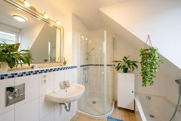 En-suite Badezimmer mit Glasdusche und Badewanne