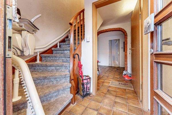 Eingangsflur Erdgeschoss mit separaten Aufgang zur Einliegerwohnung